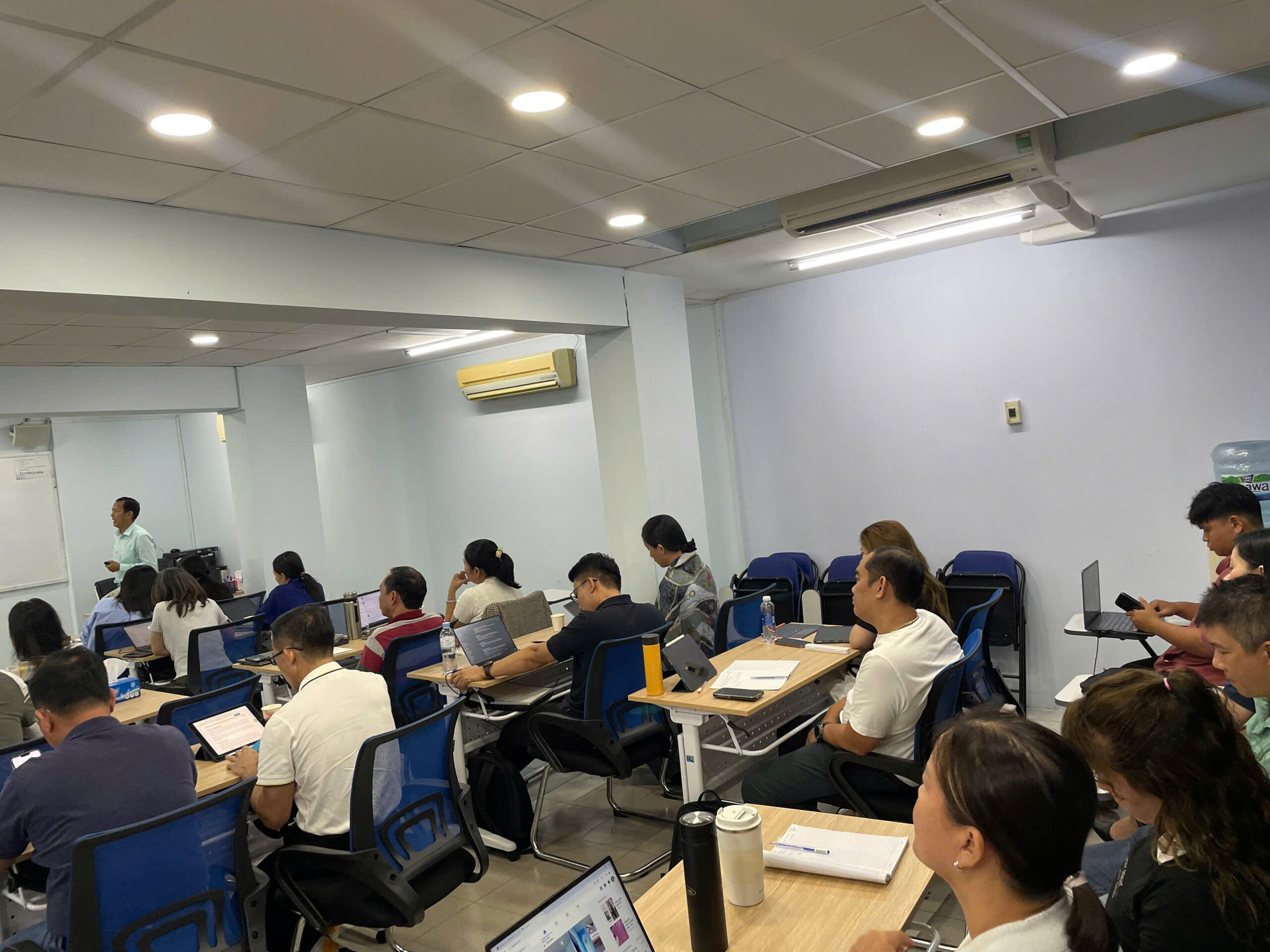 Chương trình liên kết UoG giữa Đại học Gloucestershire (Anh Quốc) và Đại học Kinh tế và Quản trị Kinh doanh (TUEBA) mang đến cơ hội học tập chất lượng quốc tế ngay tại Việt Nam. Với bằng Thạc sĩ Quản trị Kinh doanh (MBA) được công nhận toàn cầu, học viên sẽ trang bị kiến thức chuyên sâu và kỹ năng lãnh đạo để thích ứng với môi trường kinh doanh đa quốc gia. Giới thiệu về chương trình liên kết UoG – Thạc sĩ QTKD Chương trình liên kết UoG là sự hợp tác chiến lược giữa hai trường đại học uy tín, kết hợp tinh hoa giáo dục Anh Quốc với thực tiễn kinh doanh tại Việt Nam. Đây không chỉ là cơ hội nhận bằng MBA quốc tế mà còn là bước đệm quan trọng để phát triển sự nghiệp trong bối cảnh hội nhập. Chương trình đào tạo đạt chuẩn quốc tế Chương trình được thiết kế theo Khung SCQF (Scotland) và tiêu chuẩn QAA (Anh Quốc), đảm bảo chất lượng tương đương với các khóa học tại Vương quốc Anh. Học viên sẽ trải qua hai giai đoạn: Giai đoạn 1: Hoàn thành 8 học phần thuộc Chứng chỉ PDBA (120 tín chỉ), tập trung vào các lĩnh vực cốt lõi như Quản trị Chiến lược, Tài chính, và Marketing. Giai đoạn 2: Nghiên cứu luận văn MBA (60 tín chỉ) dưới sự hướng dẫn của giảng viên Đại học Gloucestershire. Điểm khác biệt lớn nhất là phương pháp giảng dạy ứng dụng case study từ các tập đoàn đa quốc gia, giúp học viên giải quyết tình huống thực tế. Triển vọng nghề nghiệp sau tốt nghiệp Theo khảo sát từ cựu học viên, 87% người học thăng tiến lên vị trí quản lý cấp cao trong vòng 2 năm. Bằng MBA từ chương trình liên kết UoG được công nhận tại 30 quốc gia, mở rộng cơ hội làm việc ở các tập đoàn đa quốc gia hoặc du học bậc tiến sĩ. Nhiều cựu học viên đã trở thành Giám đốc điều hành tại các công ty như Vietcombank, VinGroup, hoặc khởi nghiệp thành công nhờ kiến thức từ môn Đổi mới & Khởi nghiệp. Chương trình liên kết UOG Chương trình liên kết UOG Thời gian và địa điểm học tập trong chương trình liên kết UoG Với lộ trình 14 tháng, chương trình liên kết UoG được thiết kế phù hợp cho người đi làm muốn nâng cao trình độ mà không gián đoạn công việc. Lịch học linh hoạt Học viên có thể lựa chọn: Lớp buổi tối: 18h00–21h00 các ngày trong tuần. Lớp cuối tuần: Thứ 7 & Chủ nhật hàng tuần. Mỗi học phần kéo dài 6 tuần, xen kẽ giữa lý thuyết và thực hành. Đặc biệt, giai đoạn luận văn có thể hoàn thành từ xa với sự hỗ trợ online từ giảng viên Anh Quốc. Cơ sở vật chất hiện đại TUEBA đầu tư phòng học mô phỏng phòng họp doanh nghiệp, thư viện số kết nối với Đại học Gloucestershire, và phòng lab phân tích dữ liệu kinh doanh. Học viên được cấp tài khoản truy cập hệ thống tài liệu của UoG, bao gồm: 200+ case study từ Harvard Business Review. Cơ sở dữ liệu MarketLine về phân tích ngành. Hỗ trợ học tập đa kênh Ngoài giờ lên lớp, học viên có thể: Tham gia seminar trực tuyến với giảng viên quốc tế. Sử dụng dịch vụ mentor 1:1 từ cựu học viên thành đạt. Truy cập nền tảng e-learning với bài giảng được cập nhật hàng tuần. Học phí và chi phí khác của chương trình liên kết UoG Chi phí chương trình được thiết kế cạnh tranh so với du học truyền thống, chỉ bằng 40% chi phí học MBA tại Anh. Cơ cấu học phí Tổng học phí 250 triệu đồng, chia thành 2 đợt: Đợt 1: Thanh toán khi nhập học (150 triệu). Đợt 2: Thanh toán trước khi bắt đầu luận văn (100 triệu). Học phí đã bao gồm: Tài liệu học tập bản quyền. Phí thi cuối kỳ. Hỗ trợ phát triển kỹ năng mềm. Học bổng hấp dẫn Chương trình liên kết UoG cung cấp 3 loại học bổng: Học bổng Xuất sắc: 30% học phí cho ứng viên có GMAT ≥ 650. Học bổng Lãnh đạo trẻ: 20% cho quản lý cấp trung. Học bổng Doanh nhân nữ: 15% cho nữ giới khởi nghiệp. Đặc biệt, học viên có thể áp dụng chính sách trả góp 0% lãi suất qua ngân hàng đối tác. Trường Gloucestershire liên kết đào tạo thạc sĩ cùng TUEBA Sự hợp tác này kết hợp thế mạnh nghiên cứu của UoG với mạng lưới doanh nghiệp rộng khắp của TUEBA tại Việt Nam. Kiểm định QAA là gì? Trường Đại học nhận được lợi thế gì? Vì sao chọn Đại học Gloucestershire? UoG thuộc top 20 trường đào tạo MBA tốt nhất Vương quốc Anh (theo Guardian 2023), với: 95% sinh viên hài lòng về chất lượng giảng dạy. Đối tác đào tạo với 500+ tập đoàn như Rolls-Royce, BBC. Trường có kinh nghiệm 30 năm đào tạo MBA quốc tế, từng triển khai thành công chương trình liên kết tại 15 quốc gia. Lợi ích khi học tại TUEBA Học viên được hưởng lợi từ: Mạng lưới cựu học viên rộng khắp trong các ngành ngân hàng, bất động sản. Cơ hội tham quan thực tế tại các doanh nghiệp như TH Group, FPT. Miễn phí tham gia hội thảo do Hiệp hội Doanh nghiệp Việt Nam tổ chức. Chương trình liên kết UoG tại Việt Nam là lựa chọn tối ưu cho những ai mong muốn sở hữu bằng MBA quốc tế với chi phí hợp lý. Với giáo trình chuẩn Anh Quốc, đội ngũ giảng viên đẳng cấp và mạng lưới doanh nghiệp rộng khắp, học viên sẽ phát triển toàn diện năng lực quản trị để dẫn dắt tổ chức trong kỷ nguyên số. Đây không chỉ là khóa học mà còn là bệ phóng giúp bạn khẳng định vị thế trong thị trường lao động toàn cầu.